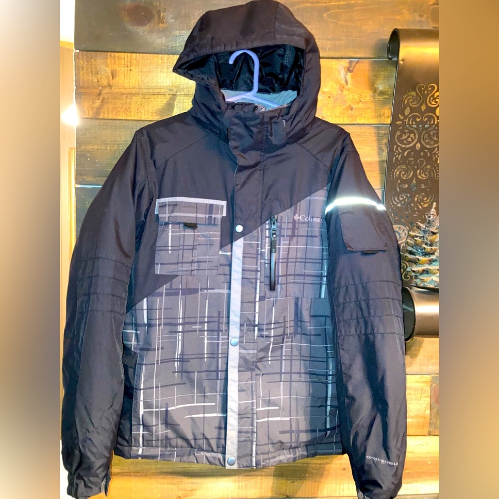 Columbia Jacket says size 18/20 but it fit like small Men’s